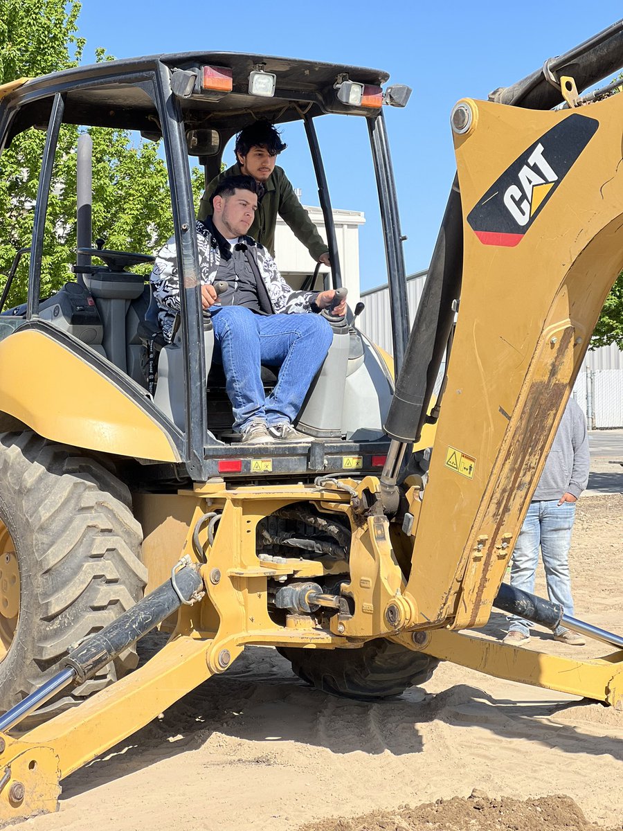 RCMechAg's tweet photo. Today we had the pleasure in hosting over 60 students from the Fowler FFA chapter!!! Activities such as these are a great way to educate students on the opportunities awaiting from the after high school in the heavy equipment repair industry. @Quinn_Cat @reedleycollege @SCCCD https://t.co/RjJcSJIIvq
