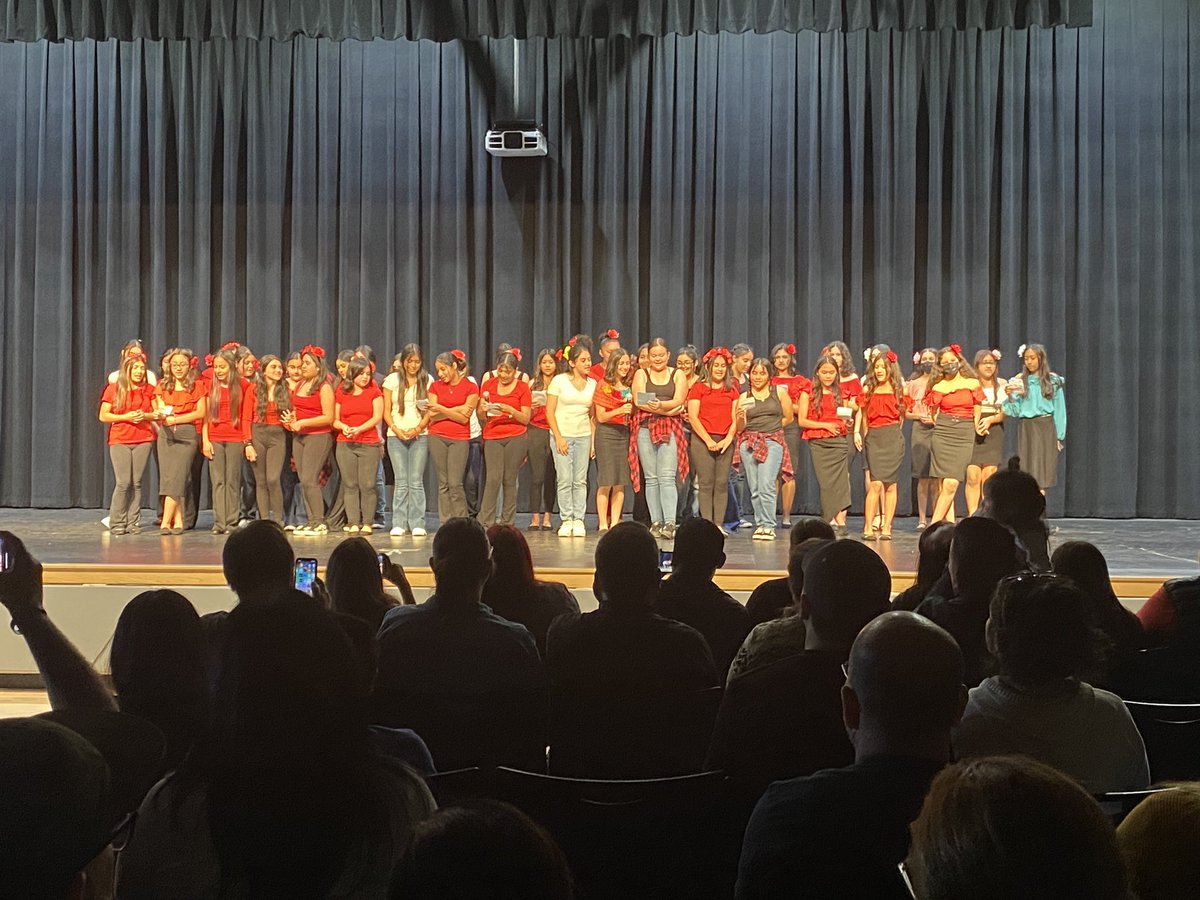 Serrano_OMSD's tweet photo. Spanish through Art &amp; Culture presented a BEAUTIFUL showcase this evening with art, dances, music &amp; a special opening by dance company Kalpulli Teuxihuitl.  Congratulations Dr. Camarena &amp; students! https://t.co/BIayCxyBlf