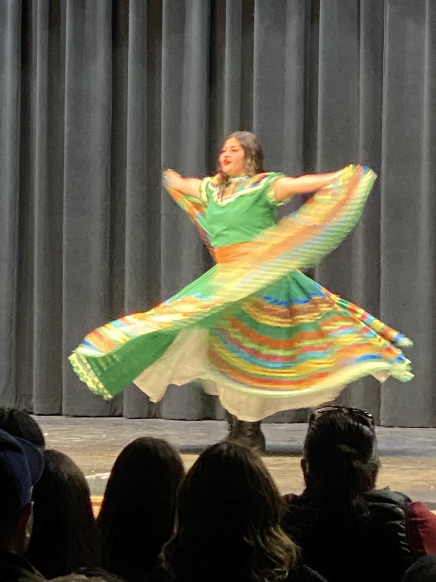 Serrano_OMSD's tweet photo. Spanish through Art &amp; Culture presented a BEAUTIFUL showcase this evening with art, dances, music &amp; a special opening by dance company Kalpulli Teuxihuitl.  Congratulations Dr. Camarena &amp; students! https://t.co/BIayCxyBlf