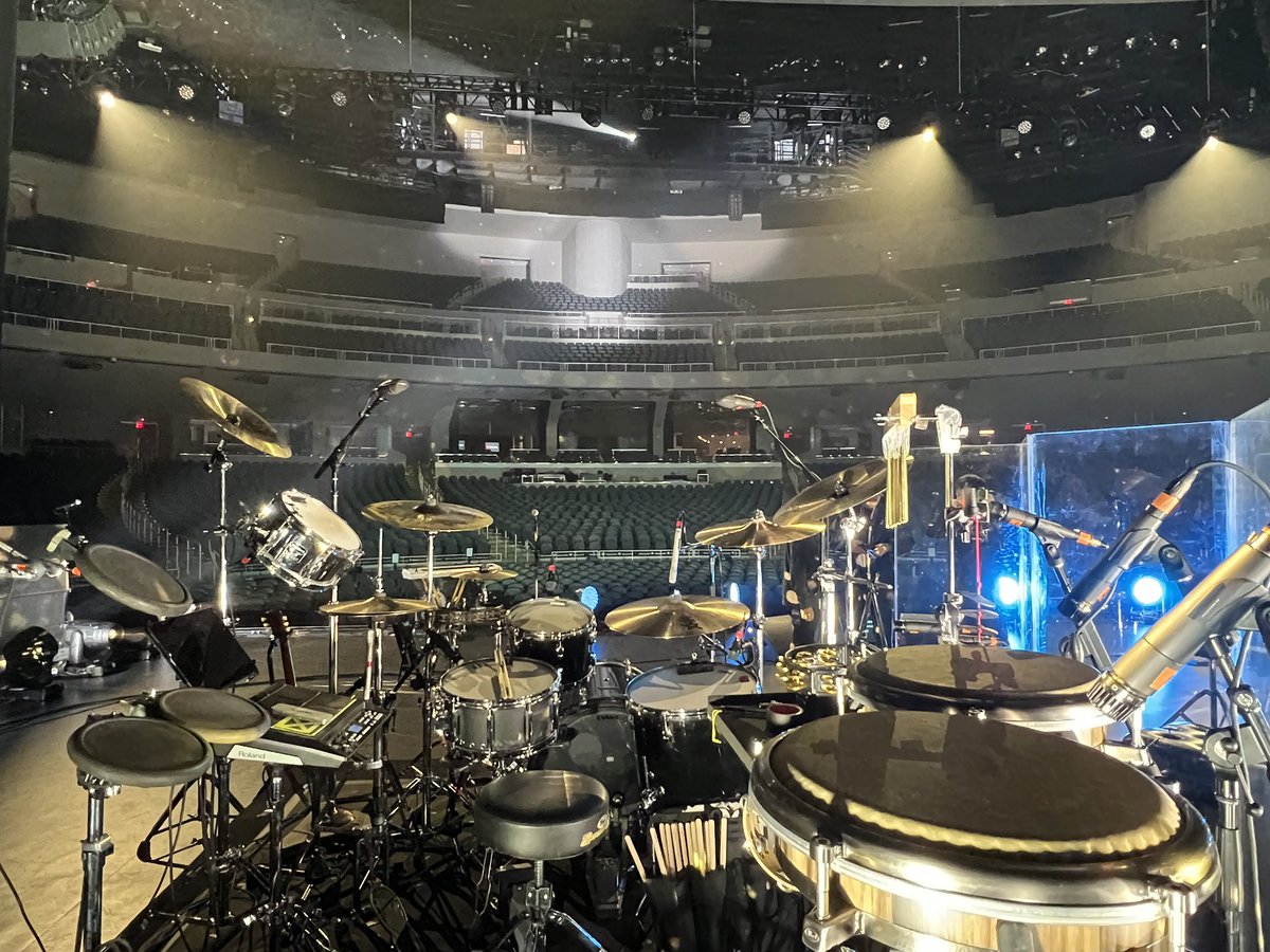 ElVaila's tweet photo. 4/18 Los Angeles / YouTube Theater

北米ツアー2本目
会場の一体感に胸を打たれました。
夢のような空間。ありがとうございました😭
Thank you LA! I had a great time!
お次はMexicoへ向かいます✈️

#RADWIMPS
#RAD_NAtour2023

📸@takeshiyao https://t.co/LBOEesSV0K