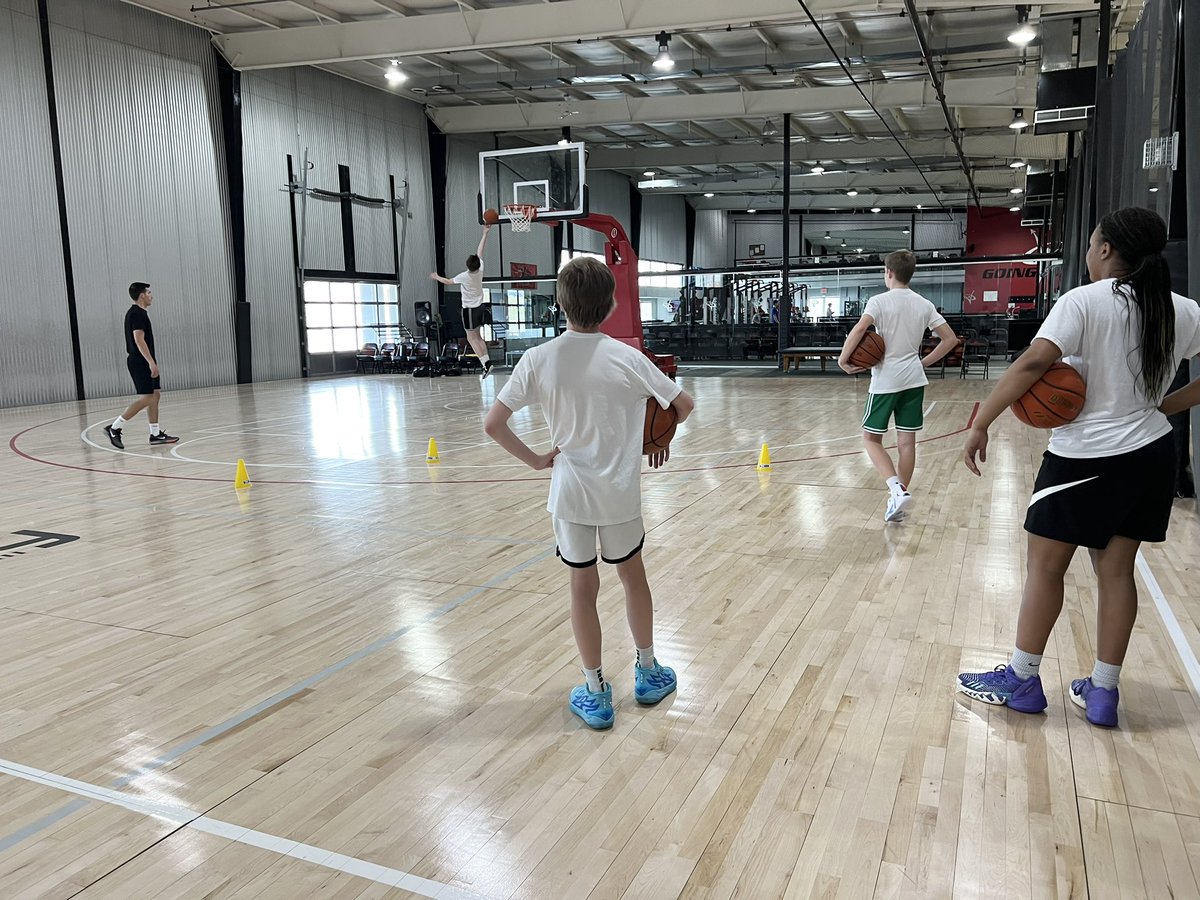 CoachBarnes1's tweet photo. You will never reach your full potential if you worry about the things you can’t control. Block out the noise, control what you can control, and focus on getting better. 

#GrowthMindset 🏀📈 https://t.co/VsZ7tZzHr3