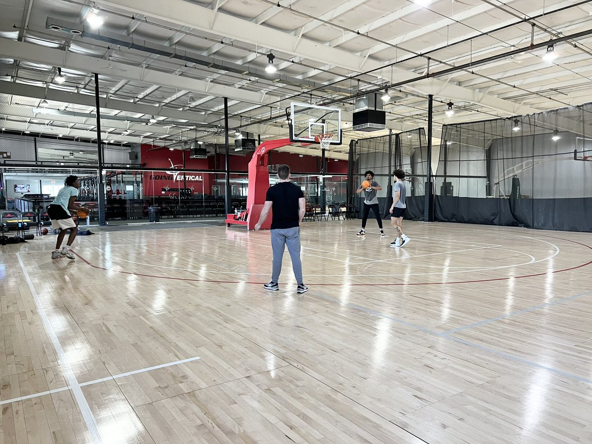 CoachBarnes1's tweet photo. You will never reach your full potential if you worry about the things you can’t control. Block out the noise, control what you can control, and focus on getting better. 

#GrowthMindset 🏀📈 https://t.co/VsZ7tZzHr3