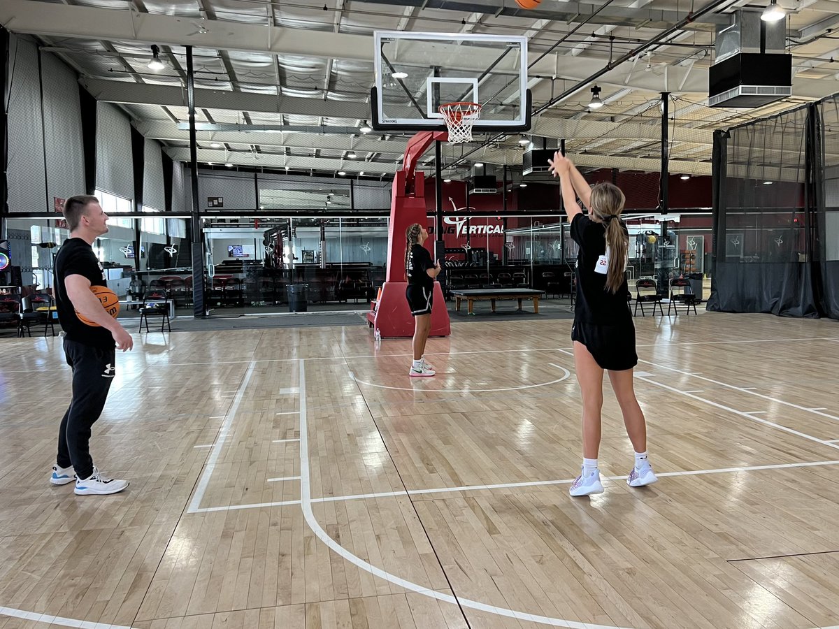 CoachBarnes1's tweet photo. You will never reach your full potential if you worry about the things you can’t control. Block out the noise, control what you can control, and focus on getting better. 

#GrowthMindset 🏀📈 https://t.co/VsZ7tZzHr3