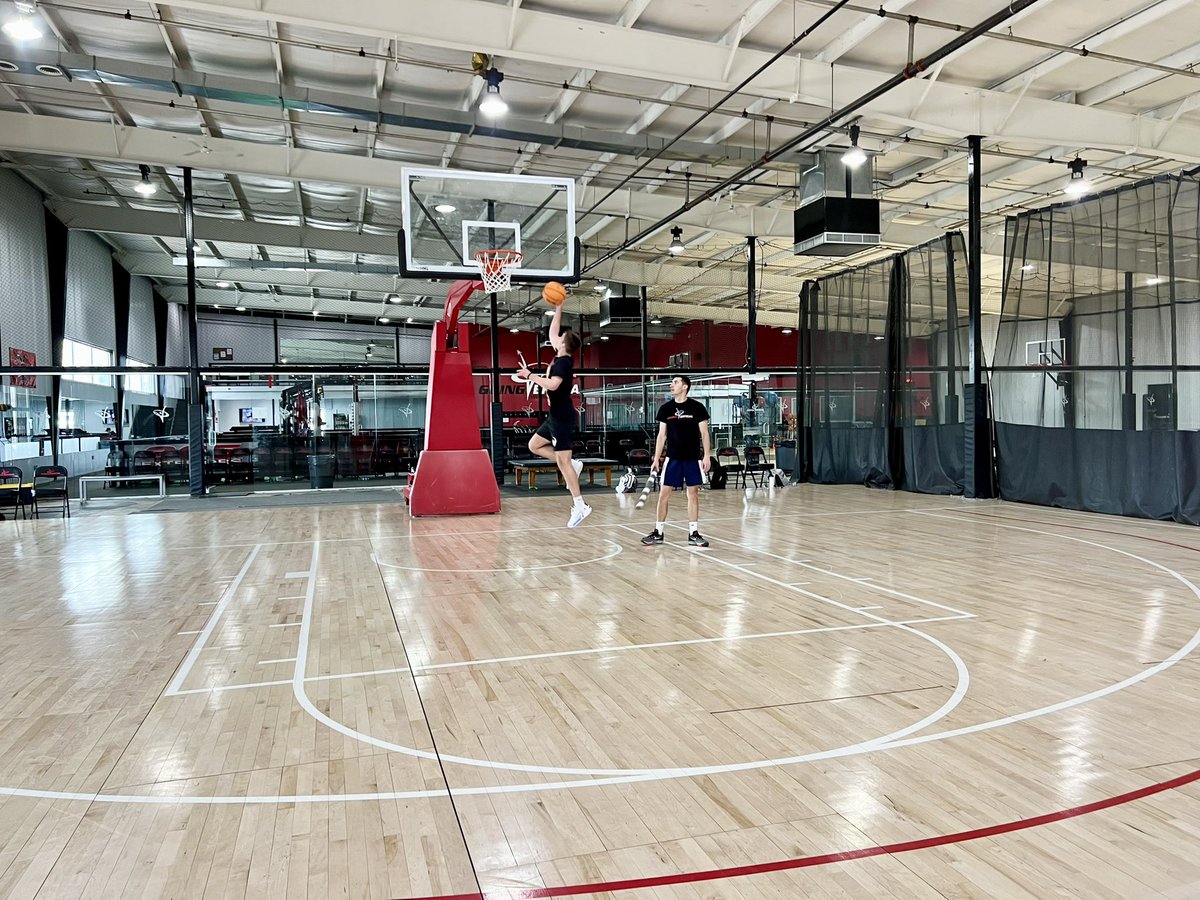CoachBarnes1's tweet photo. You will never reach your full potential if you worry about the things you can’t control. Block out the noise, control what you can control, and focus on getting better. 

#GrowthMindset 🏀📈 https://t.co/VsZ7tZzHr3