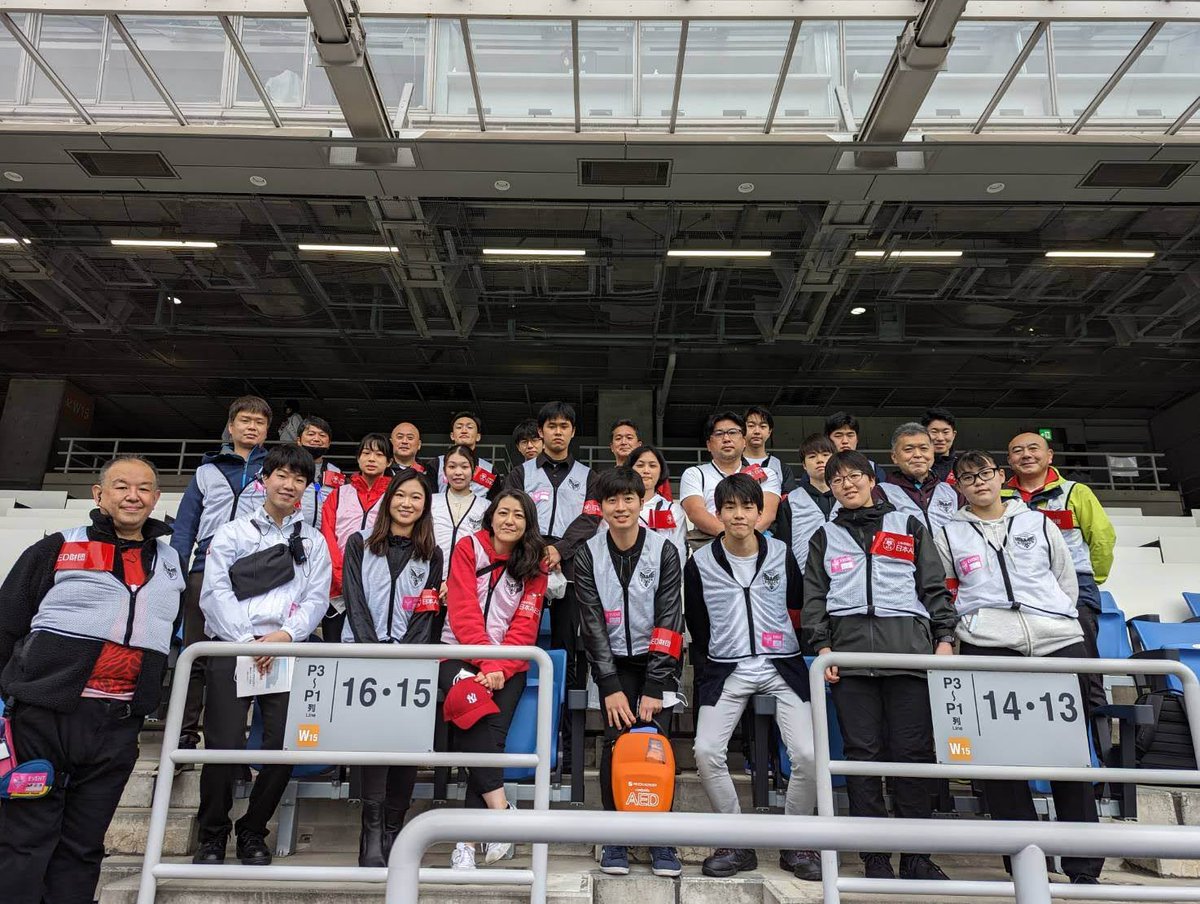 tmdu_TESSO's tweet photo. 4/16に行われた、横浜キヤノンイーグルス VS 東京サントリーサンゴリアスのラグビーの試合で、RED SEATのボランティア活動にTESSO部員も参加させていただきました✨
RED SEAT、AED財団、横浜キヤノンイーグルスの皆様、ありがとうございました。

活動の詳細はこちらから
https://t.co/u22sN9yrTd https://t.co/e3IhrYd88E