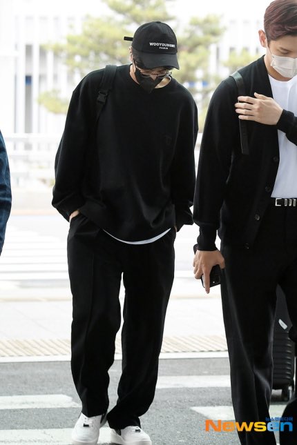 ชางมิน &amp; ยุนโฮ TVXQ ที่สนามบินวันนี้ (20 เมษ) ด้วยชุดขาวดำและท่าทีสงบ เดินไปทางเล่นคอนเสิร์ตที่ ซับโปโร