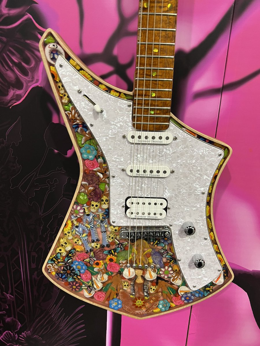 サウンドハウス on Twitter "目を惹くディスプレイと、思わず近寄って見たくなるCream Guitarsのギター👀
