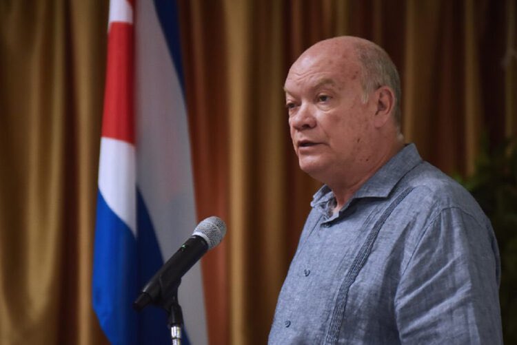 En nombre del MINCEX realizamos nuestro más sincero reconocimiento a nuestro ministro <a href="/R_Malmierca/">Rodrigo Malmierca Díaz</a> después de muchos años de labor, entrega, aportes y transformaciones a favor del desarrollo del comercio exterior, la inversión extranjera y la cooperación.Aplausos y éxitos. 👏👏