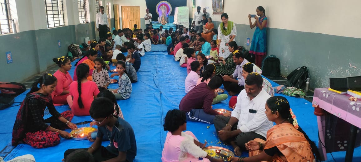 AshramBlr's tweet photo. Devotees of Sant Shri Asharamji Bapu organized 3 days Children Camp (Bal Sanskar Shivir) i.e. from 14 April to 16 April 2023 at Ayyappa Swamy Temple located in Madehalli Road, #Chitradurga, #Karnataka.
Children learned a lot of good Sanskars in the shivir.
https://t.co/miDu9klztJ https://t.co/lTHApl3pUd