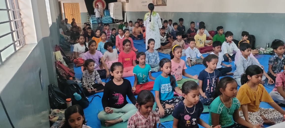 AshramBlr's tweet photo. Devotees of Sant Shri Asharamji Bapu organized 3 days Children Camp (Bal Sanskar Shivir) i.e. from 14 April to 16 April 2023 at Ayyappa Swamy Temple located in Madehalli Road, #Chitradurga, #Karnataka.
Children learned a lot of good Sanskars in the shivir.
https://t.co/miDu9klztJ https://t.co/lTHApl3pUd