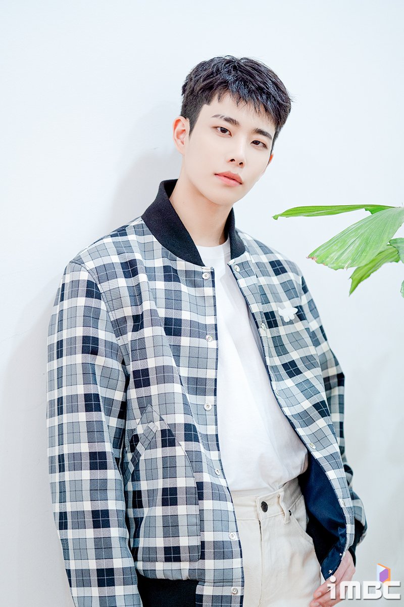 imbcenews's tweet photo. 아스트로 MJ, 군복무 중 긴급 휴가 "문빈 빈소行" [공식입장] #아스트로 #ASTRO #문빈 #MOONBIN #MJ #엠제이 #김명준 
https://t.co/geRE5m48jp https://t.co/Uk77URoElE