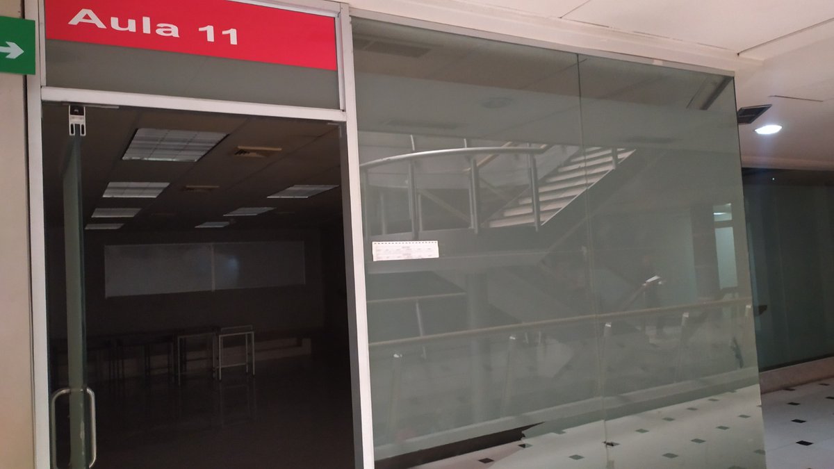 JeanCRodriguez_'s tweet photo. #Obsoletos están los ordenadores de la biblioteca. Superan la década. La mayoría ya no funciona. Ni la sombra de la inteligencia artificial ha llegado a estos espacios, donde se supone están formando a futuros profesionales. Irónico. https://t.co/7kyLJtAqMi