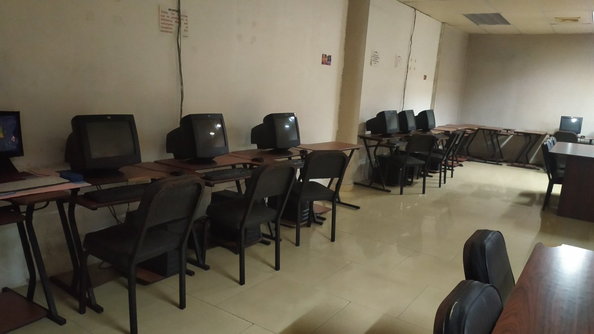 JeanCRodriguez_'s tweet photo. #Obsoletos están los ordenadores de la biblioteca. Superan la década. La mayoría ya no funciona. Ni la sombra de la inteligencia artificial ha llegado a estos espacios, donde se supone están formando a futuros profesionales. Irónico. https://t.co/7kyLJtAqMi
