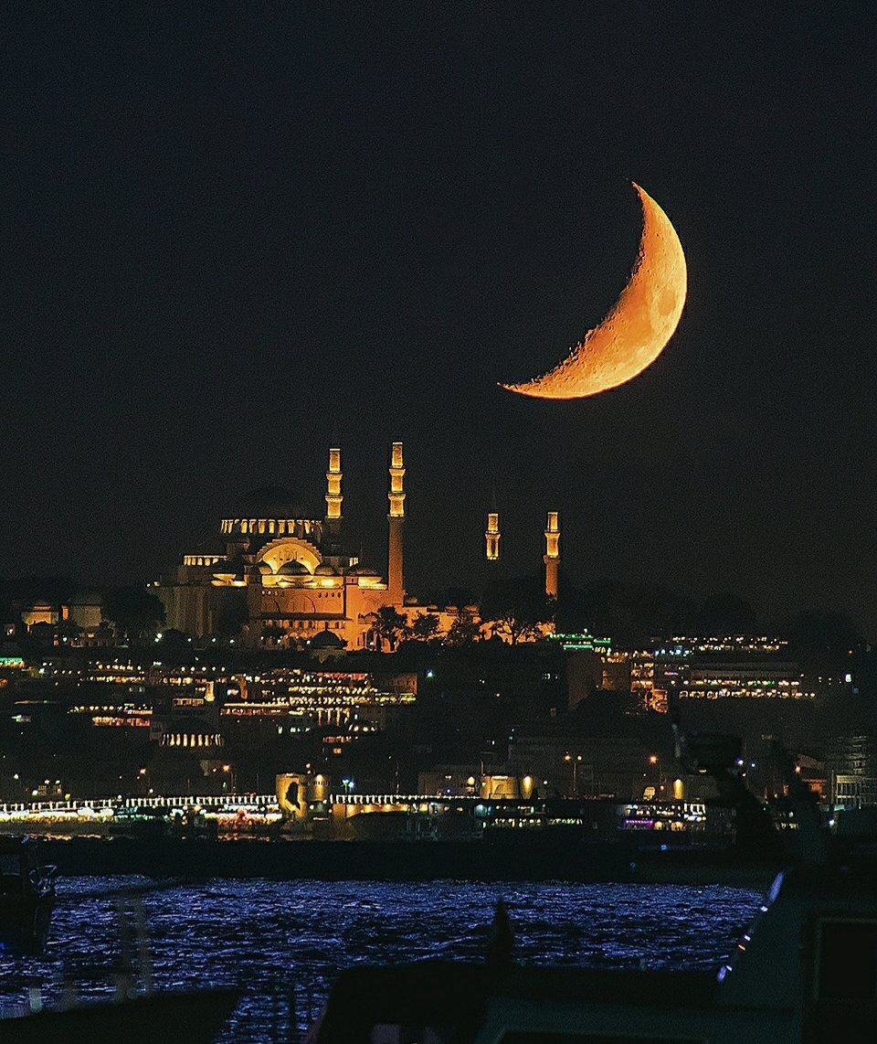 Ömrümüz boyunca kaç Ramazan geçireceğimizi bilmiyoruz. Bu sebeple Müslüman için son teravih namazı, son sahur, son iftar buruk bir hüzne dönüşüyor. Allah sahurun bereketinden önümüzdeki sene de istifade edebilmeyi nasip eylesin inşallah.