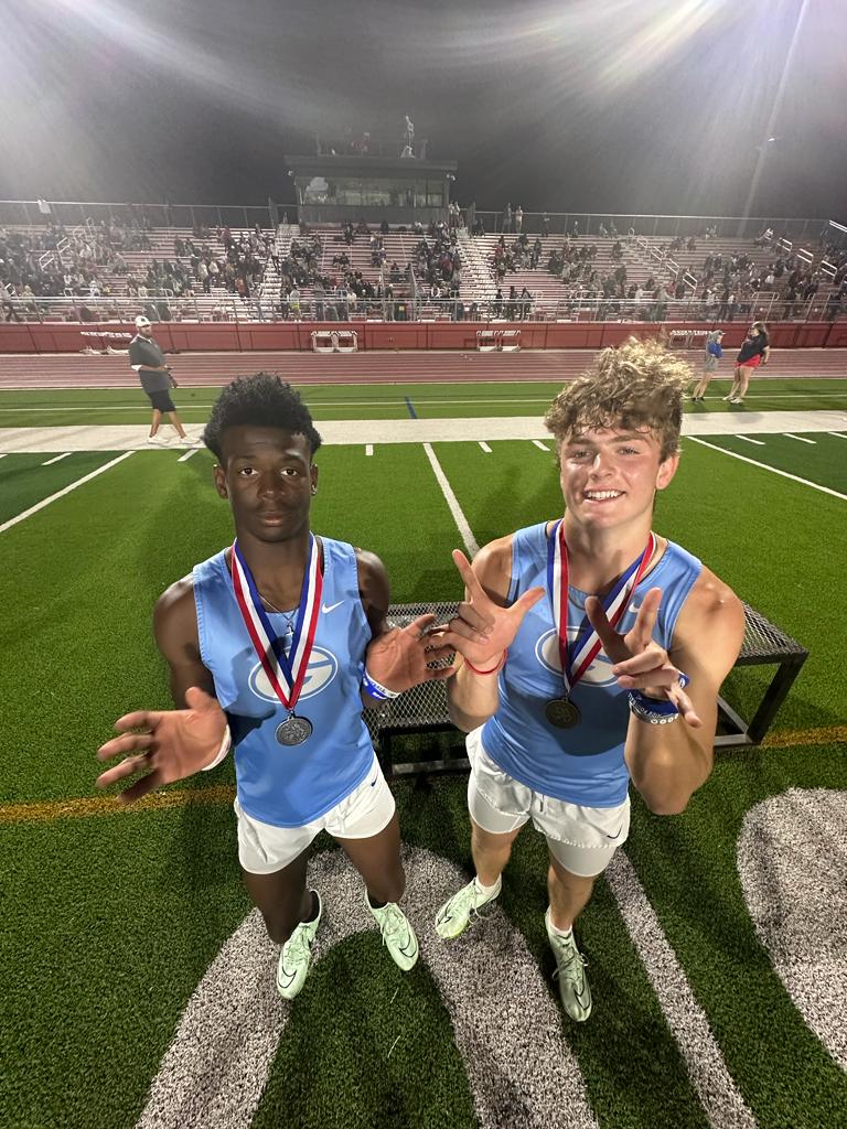 GtownTrack's tweet photo. 200 meter dash, and the⚡️boys do it again. Drayden Dickmann wins the gold, and Xavier Warren takes the silver.  Senior and freshman go 1st and 2nd in the 100m and 200m.  Literally the fastest two humans in the entire area.  #GeorgetownSpeed https://t.co/jXfUMpHxoE