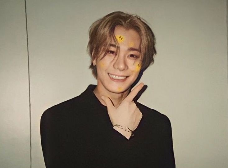 V14_aroha's tweet photo. To #Moonbin There were 8 years in which your warm presence and overflowing talent made me happy. It was an honor to follow your artistic path and watch you grow on stage. Our moon, you shined high in my eyes, you'll shine so much higher now. You did great, rest in peace. 💜✨️ https://t.co/pA6zxndav4