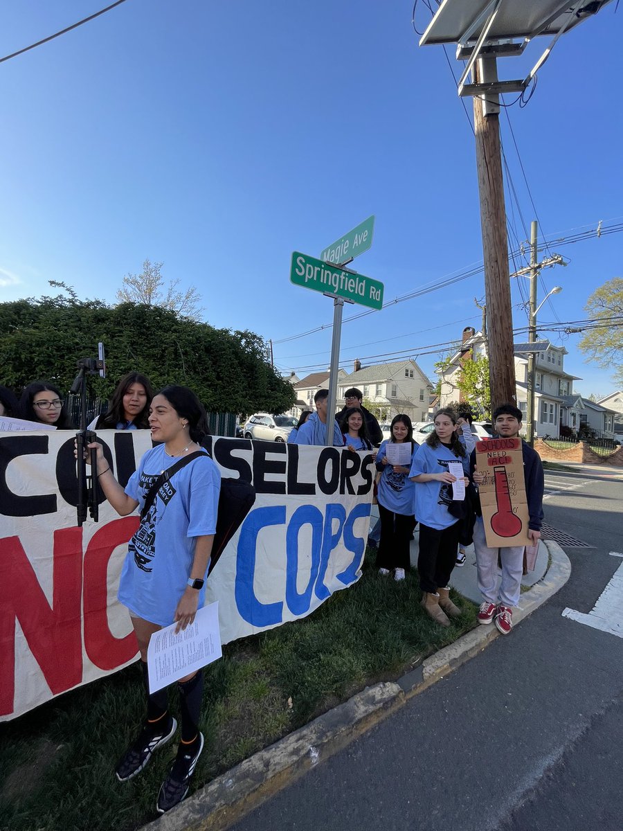 💥Powerful youth leaders packed the @CityofElizabeth Board of Ed meeting tonight to urge the Board to support restorative justice over punitive suspension policies & police in our schools.

Students demand #CounselorsNotCops