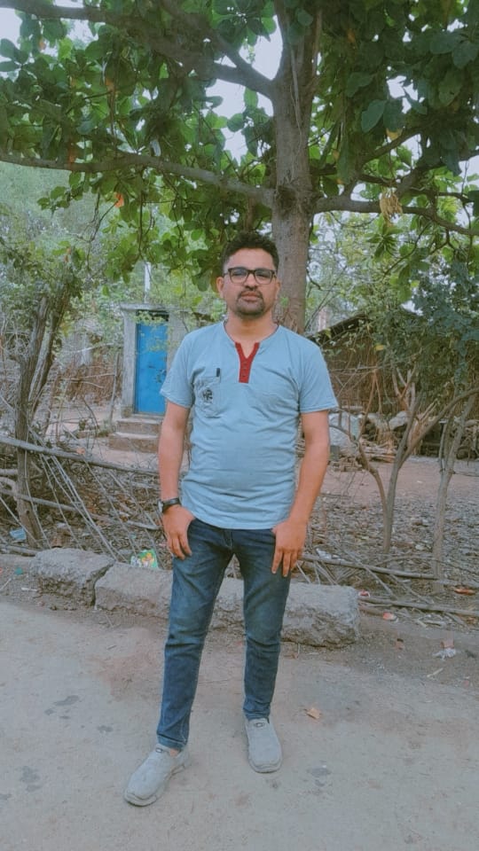 हरक़तें दो यहाँ दो कौड़ी की करते हो,
और बदले में ब्लू टिक चाहिए यहाँ सभी को...