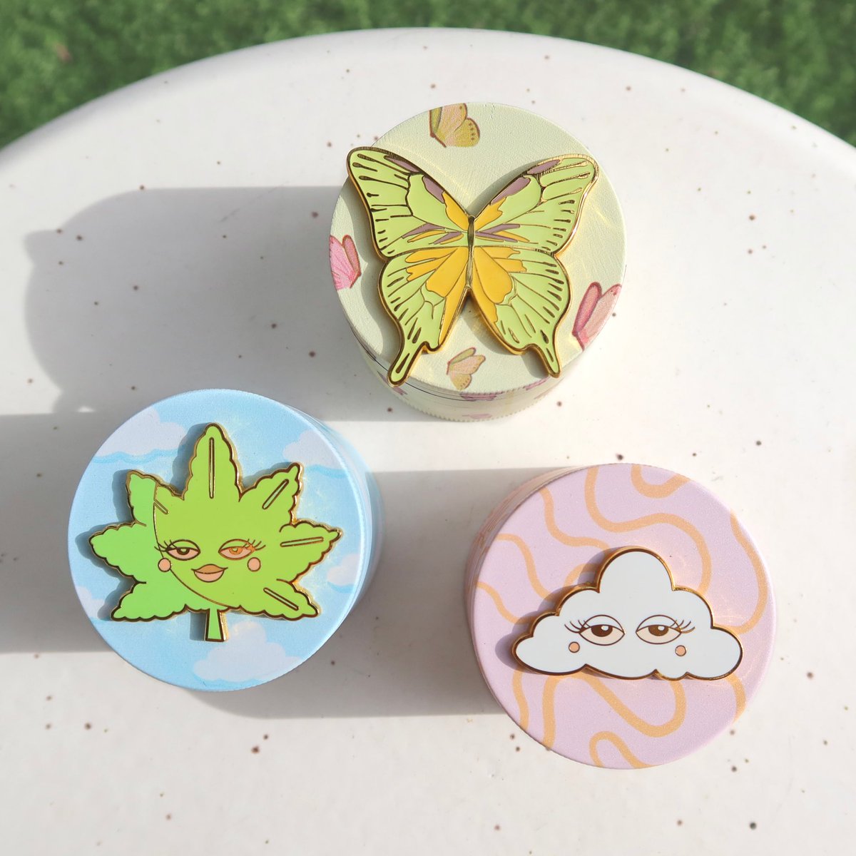 sincerelyart's tweet photo. we wanted new cute assssss grinders for 420 right?! check 🤞🏼 https://t.co/QzPnrUSs6l