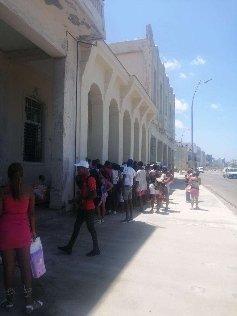 LibreYasmani's tweet photo. Recupere mi cuenta de Twitter bueno y que más que mostrar estas imágenes #cuba el paraíso para los extranjeros y #ElInfierno para los cubanos 👇👇🇨🇺😢 https://t.co/5RNOQjVE4p