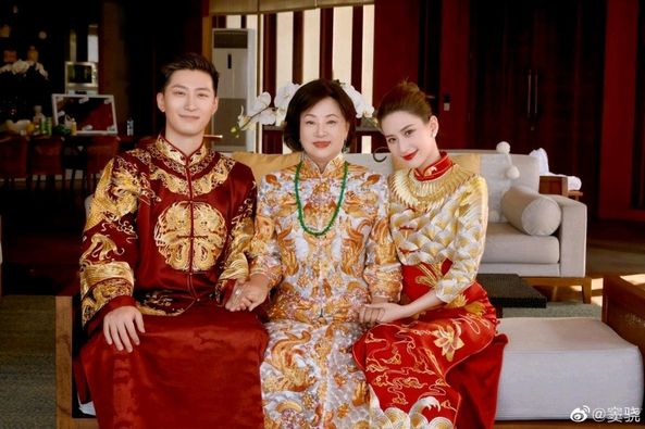 赌王千金何超莲和窦骁大婚，窦骁这是“嫁入豪门”了吧，虽然网传女方家人都不出席，不过三太还是来送女儿出嫁了 https://t.co/FnQ7oG9QV3