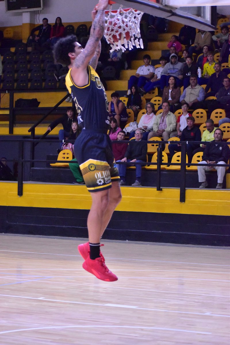 comumercedes's tweet photo. #LNB | Primer Tiempo 🏀
■ COMU 36 (Guerra 10)
□ BOCA 48 (Schattmann 9)
#VAMOSCOMU 💛🖤🐊 https://t.co/DJm4N9NLXz