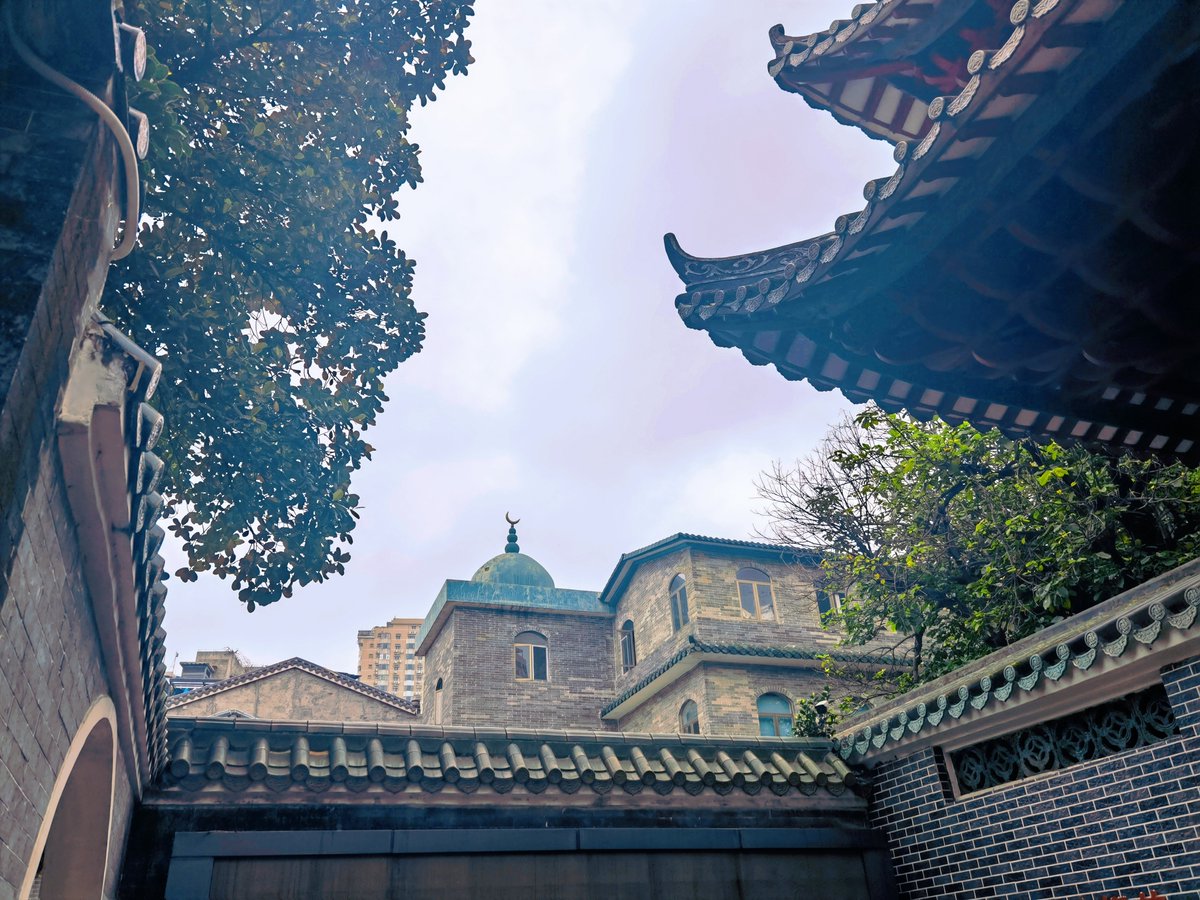 Jingjing_Li's tweet photo. See what Islam is like in China for yourself.

I was in Guangzhou the other day, visited Huaisheng Mosque, which is believed to be the 1st mosque in China, and one of the world's oldest, built 1300 yrs ago.
Beautiful architecture!

Islam spread here through Maritime Silk Road. https://t.co/cHgCAZ1aga
