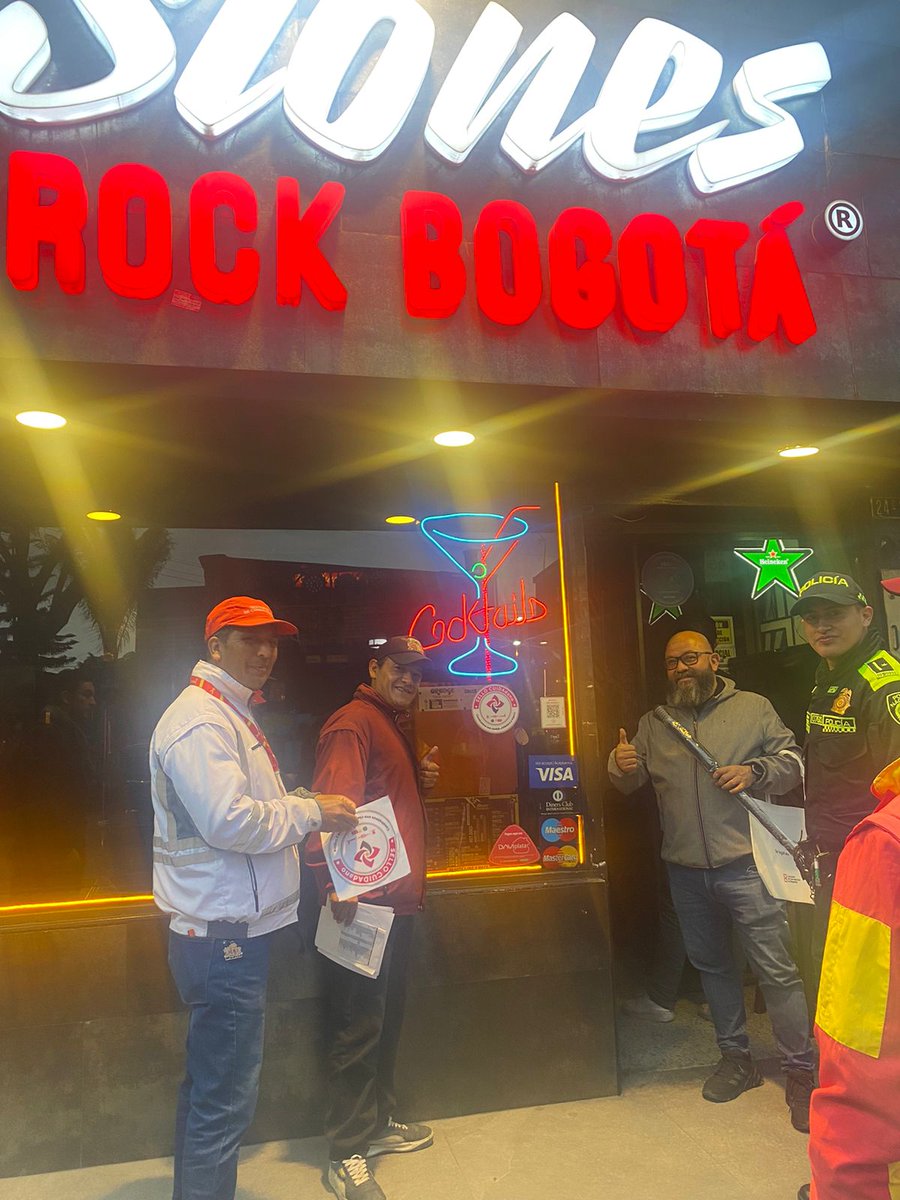 Asobares's tweet photo. Hoy en @Bogota acompañamos a algunos de nuestros afiliados a recibir el sello #NegociosConPrincipios entregado por @camaracomerbog y @SeguridadBOG
Fortaleciendo el trabajo articulado de nuestra #RedDeCuidado , por una industria nocturna más segura para todos https://t.co/leOSAm0zN5