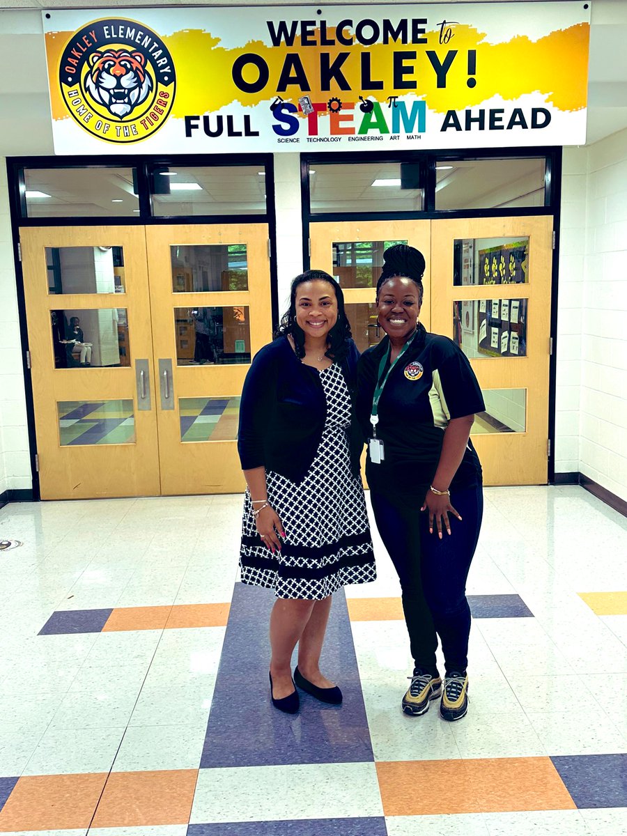 NSBrowder's tweet photo. Today was a such treat! ⁣⁣
⁣
During my visit, I observed 𝐝𝐲𝐧𝐚𝐦𝐢𝐜 reading instruction 📚, a 𝐬𝐩𝐞𝐜𝐭𝐚𝐜𝐮𝐥𝐚𝐫 student musical 🎭 , &amp; a very 𝐞𝐧𝐠𝐚𝐠𝐢𝐧𝐠 worm lab🐛…such great things going on at Oakley ES!!!⁣⁣
⁣⁣
Kudos to this team🖤💛⁣⁣ https://t.co/VEQVcxH1aZ