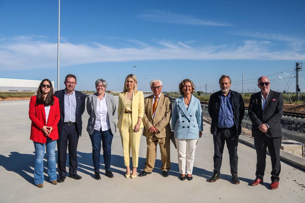 A ministra de <a href="/coesao_pt/">Coesão Territorial</a> Ana Abrunhosa visitou ontem o terminal ferroviário da Plataforma Logística do Sudoeste Europeu em #Badajoz junto dos responsáveis pela @Junta_Economia Rafael España e @Junta_Movilidad Leire Iglesias, entre outras autoridades.
Info👇euro-ace.eu/pt/noticias/an…