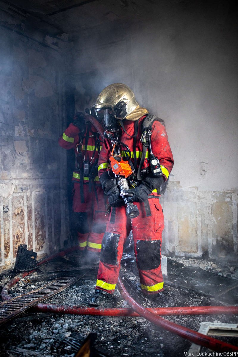 PompiersParis's tweet photo. #JeudiPhoto : Pouvoir compter sur ses camarades est indispensable pour le bon déroulement de la mission. 💪 https://t.co/PiauxOLsmd