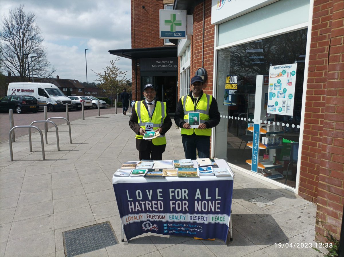 nr_amea's tweet photo. Muslim Elders from the Upper Mitcham Chapter of AMEA UK out on Wednesday handing leaflets and discussing the message of peace with locals in #Merstham
 #stopWW3
#Love4AllHatred4None
@charitywalk_uk 
@ukmuslims4peace
@Ansarullah_UK
#reigateandbanstead https://t.co/Ew4oTuHWRa