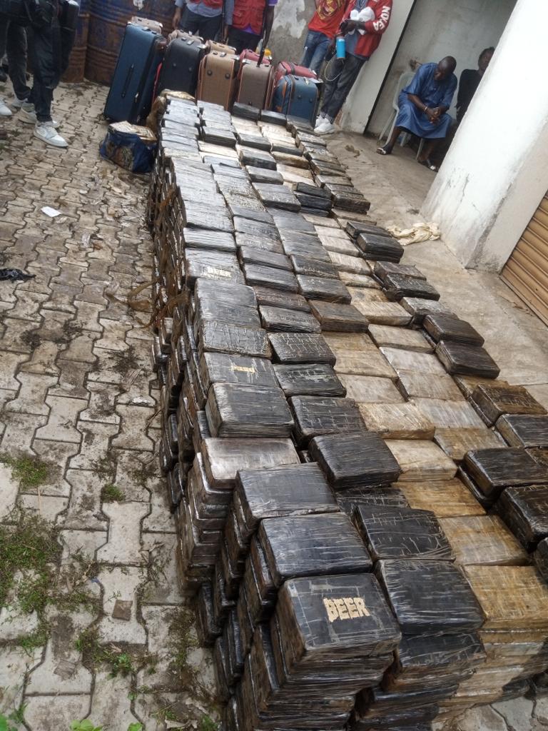2TwentyTwo222's tweet photo. Who is the owner of the $278,000,000 worth of cocaine seized by the NDLEA in Ikorodu on the 19th of September 2022?

That is 195billion,  195,000,000,000 Naira😩 https://t.co/pcAlaEYqzz