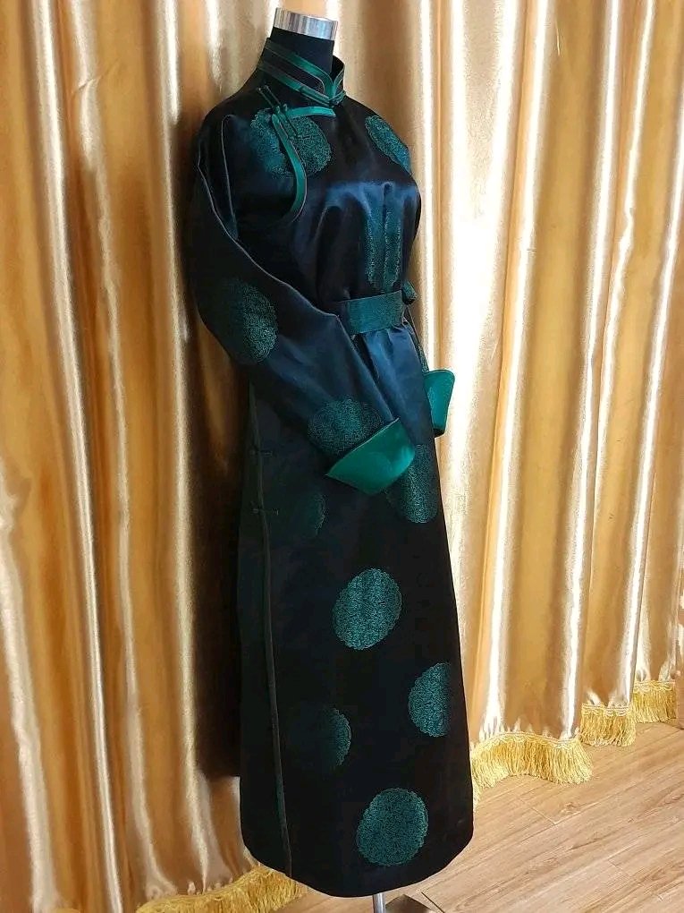 Сүүлийн үед дээлнээс өөр юм оёхоо ч больж дээ.