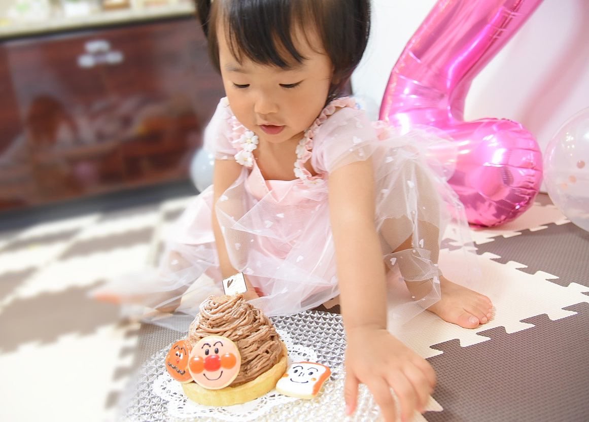 achaaan516's tweet photo. 娘の2歳のお誕生日❤️
今年はパパがドイツへ出張中なので、少し早めに家族でお祝いしました☺️✨
相変わらずアンパンマン大好きなので、今年もアンパンマン尽くし🥳笑
2歳も笑顔いっぱいの幸せな1年になりますように💓
https://t.co/mMrYe0mYYB https://t.co/cRF6n2lyeM