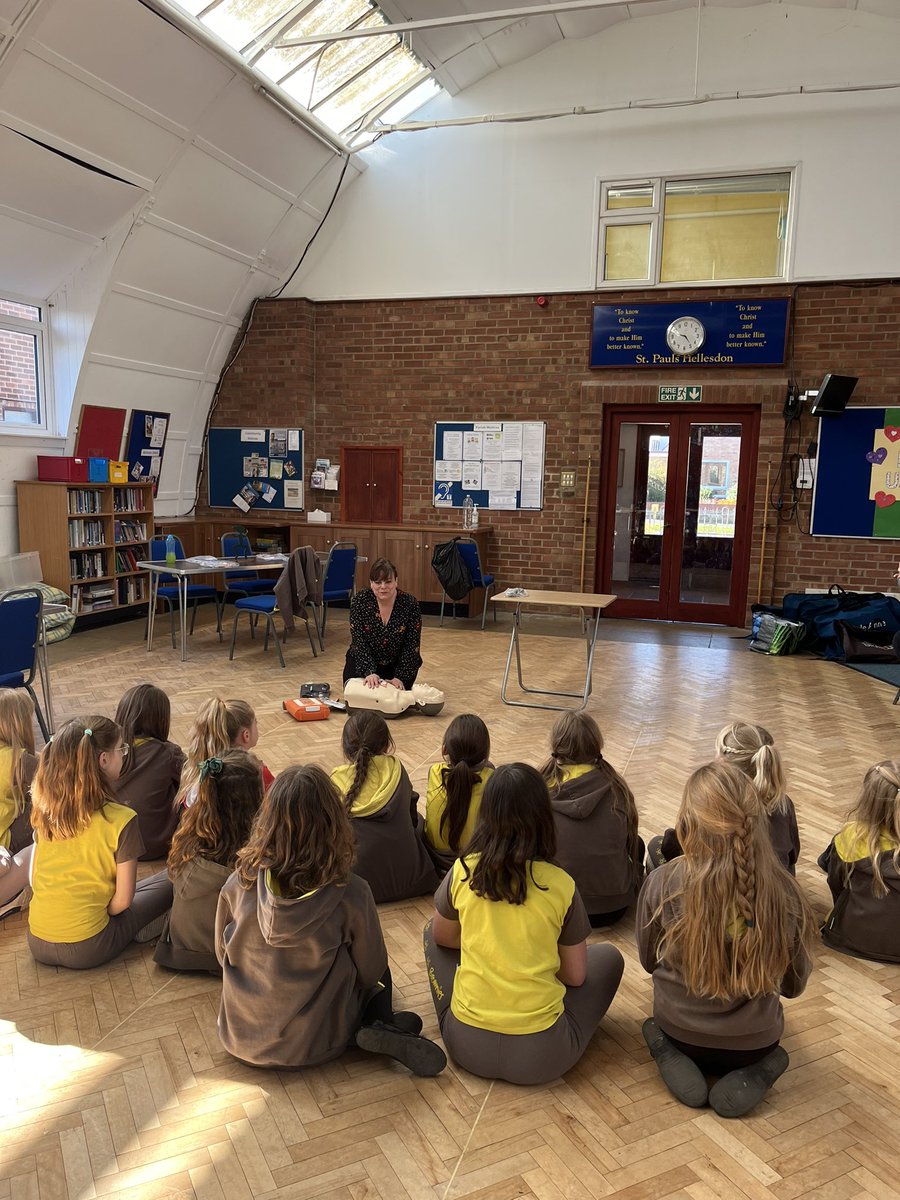 Jayne1412's tweet photo. Last night I went over to 7th Hellesdon St Paul’s Brownies and showed them CPR and how to use a defibrillator. ❤️ #brownies #cprtraining #defibrillator #hellesdon #Norwich #Norfolk #heart2heartnorfolk #aed https://t.co/qIc7oFwFNm