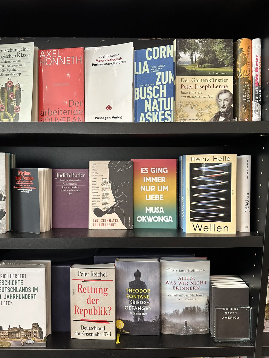 Dass <a href="/Okwonga/">Musa Okwonga</a> mit seinem Buch „In the End, it was all about Love“ deutsche Geschichte geschrieben hat, wusste ich in dem Moment, wo ich es lesen durfte. Es ist jetzt aber auch offiziell, denn man kann es im <a href="/DHMBerlin/">Deutsches Historisches Museum</a> kaufen. 💁🏻‍♀️
War in der aktuellen Ausstellung - empfehlenswert!