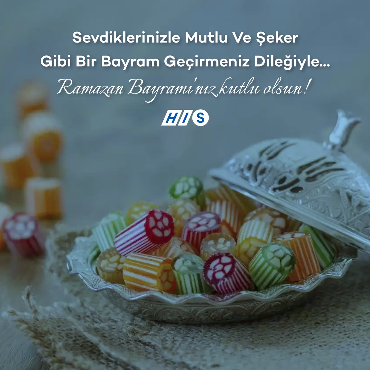 histurkiye's tweet photo. Sevdiklerinizde mutlu bir bayram geçirmenizi dileriz. 
Ramazan Bayramı'nız kutlu olsun! 🍬 https://t.co/XxRBEySO2m