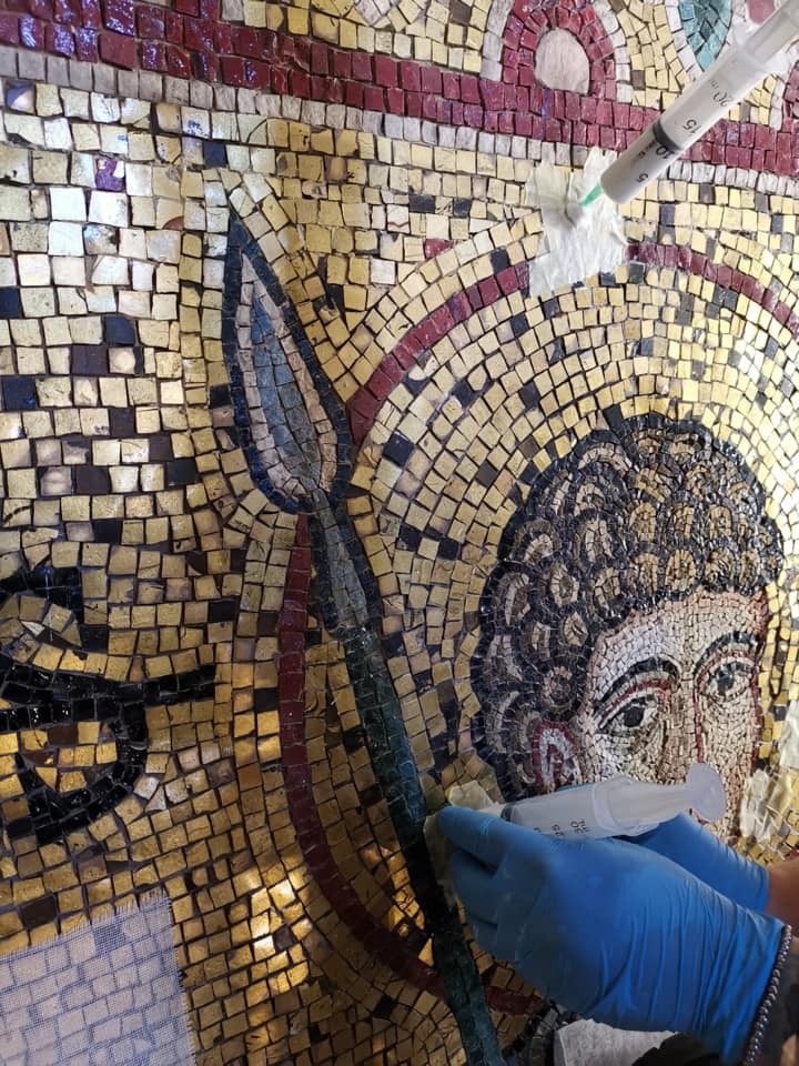 Piacentispa's tweet photo. Oggi vi portiamo (di nuovo) in #Sicilia , dove siamo impegnati nell’intervento di restauro sui mosaici e sugli stucchi della cattedrale di #Cefalù.
Le mani dei nostri #restauratori che si prendono cura delle delicate superfici mosaicate dell’edificio #religioso. https://t.co/UE0qxZeuP0
