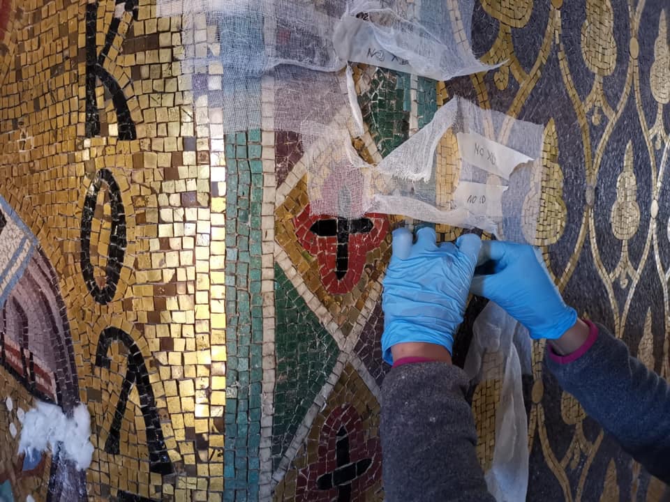 Piacentispa's tweet photo. Oggi vi portiamo (di nuovo) in #Sicilia , dove siamo impegnati nell’intervento di restauro sui mosaici e sugli stucchi della cattedrale di #Cefalù.
Le mani dei nostri #restauratori che si prendono cura delle delicate superfici mosaicate dell’edificio #religioso. https://t.co/UE0qxZeuP0