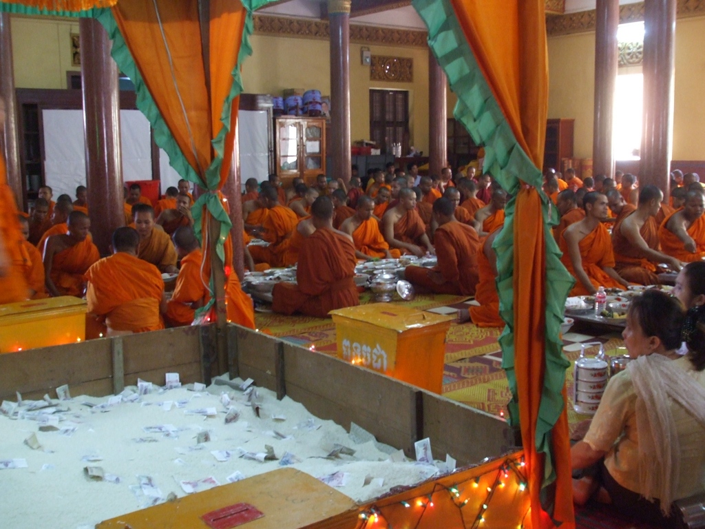 CazTravelBooks's tweet photo. If people think their parents may be in hell,they make some food and bring it to the temple during the festival to give to the monks.
https://t.co/HlTCsvzmsS
#Bestseller #newrelease #newbook #NewBooksof2023 #newbooks #Cambodia #Temple #festival #Food #Buddhism #welovememoirs https://t.co/FdIkSlchT8