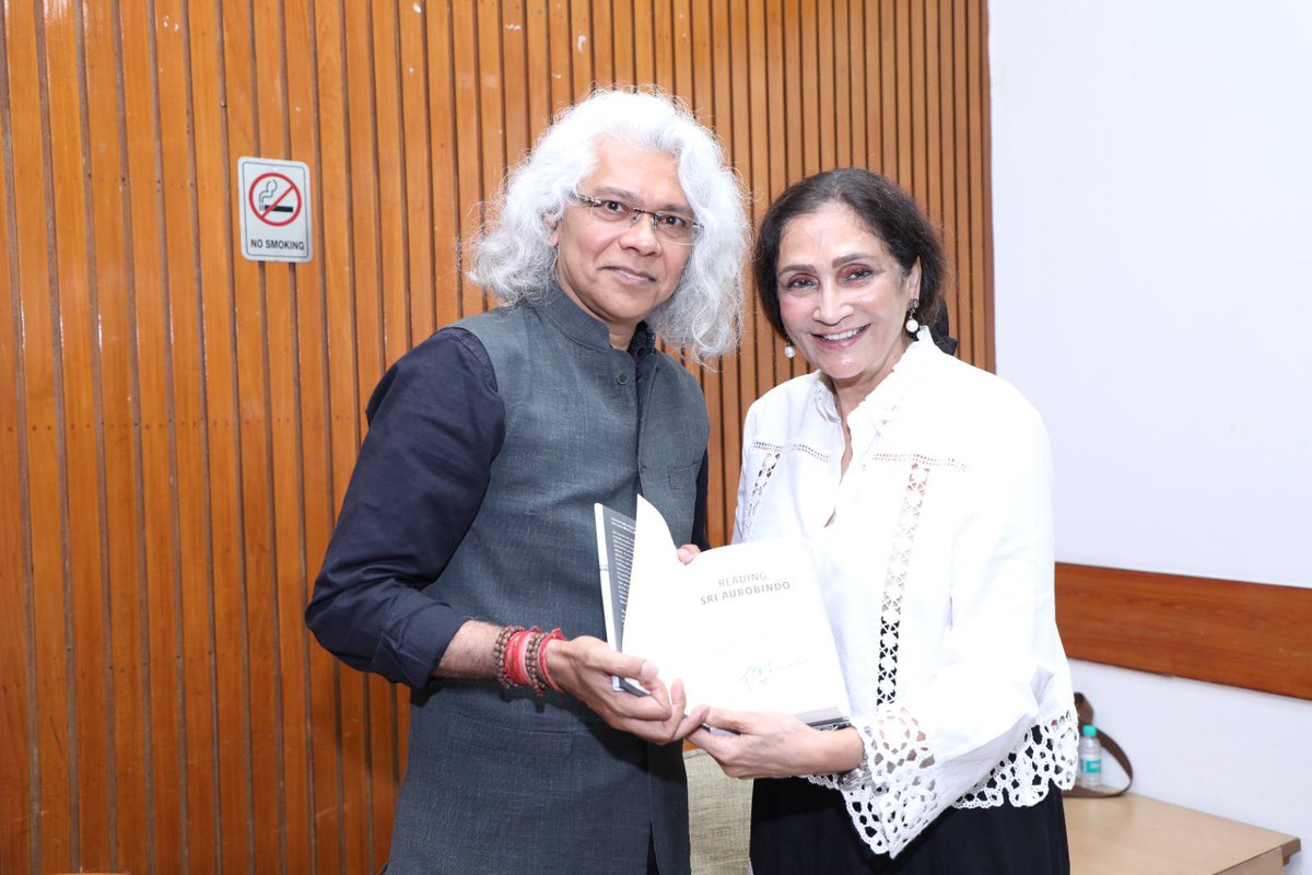 FoundationPK's tweet photo. Glimpses from The Write Circle Delhi with @devdip and @gchikermane in conversation with Pooja Marwah, Ehsaas woman of Dehradun 

@PenguinIndia @IIC_Delhi @PoojaPMarwah @neelimaadhar @ArchanaDalmia @PotdarAnantmala #KarunaGoenka https://t.co/pvGFRwMOcL