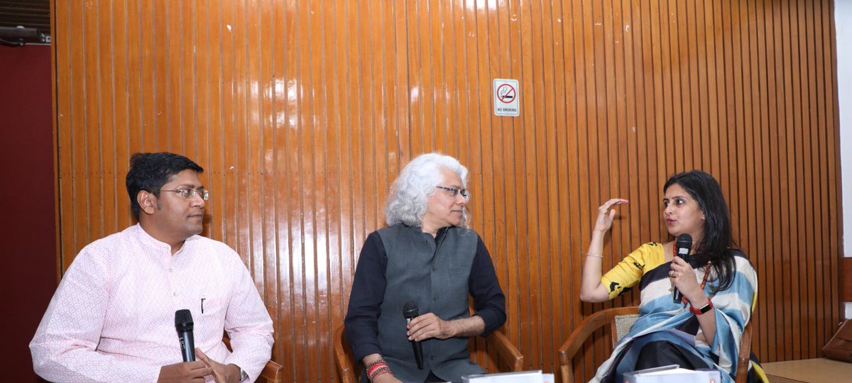FoundationPK's tweet photo. Glimpses from The Write Circle Delhi with @devdip and @gchikermane in conversation with Pooja Marwah, Ehsaas woman of Dehradun 

@PenguinIndia @IIC_Delhi @PoojaPMarwah @neelimaadhar @ArchanaDalmia @PotdarAnantmala #KarunaGoenka https://t.co/pvGFRwMOcL