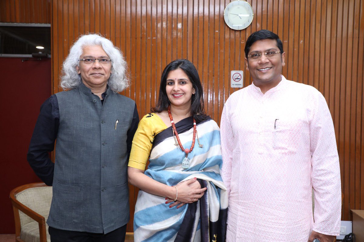 FoundationPK's tweet photo. Glimpses from The Write Circle Delhi with @devdip and @gchikermane in conversation with Pooja Marwah, Ehsaas woman of Dehradun 

@PenguinIndia @IIC_Delhi @PoojaPMarwah @neelimaadhar @ArchanaDalmia @PotdarAnantmala #KarunaGoenka https://t.co/pvGFRwMOcL