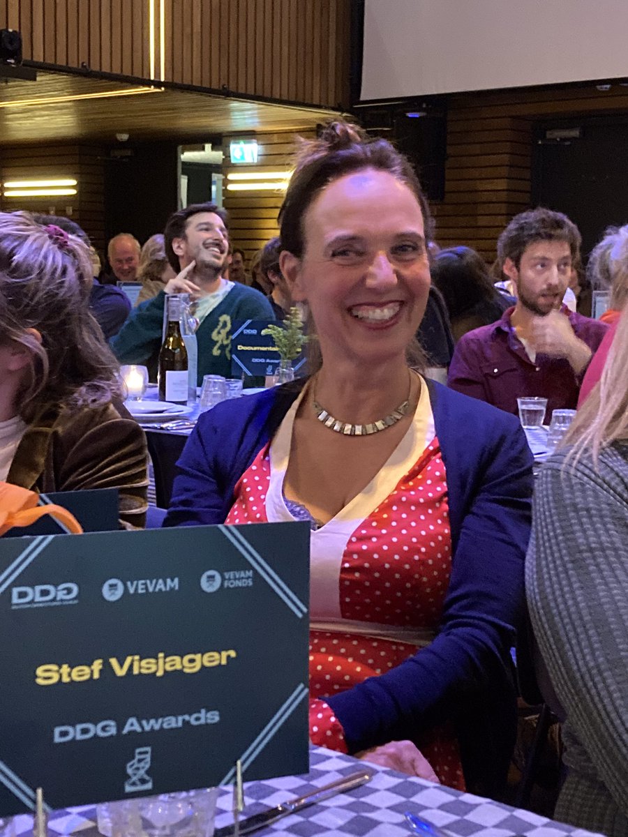 SVisjager's tweet photo. Wat een avond! Een oeuvre prijs stond ik daar in ontvangst te nemen van het Nederlands gilde van regisseurs! Dank @DDG_NL Dutch Directors Guild (DDG) voor deze inmense eer. En dank aan iedereen (luisteraars, collega’s, NPO, @MarkvIterson )voor het mogelijk maken van dit oeuvre! https://t.co/51DBJvgko1
