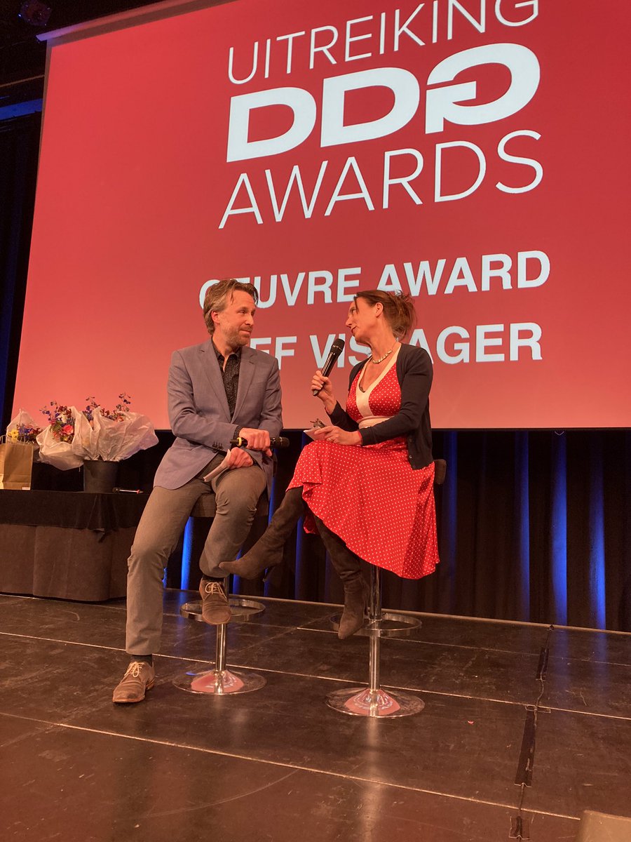 SVisjager's tweet photo. Wat een avond! Een oeuvre prijs stond ik daar in ontvangst te nemen van het Nederlands gilde van regisseurs! Dank @DDG_NL Dutch Directors Guild (DDG) voor deze inmense eer. En dank aan iedereen (luisteraars, collega’s, NPO, @MarkvIterson )voor het mogelijk maken van dit oeuvre! https://t.co/51DBJvgko1