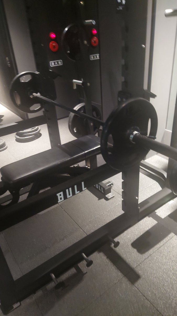 yajidayo's tweet photo. 自分確認用
胸
ベンチプレス　60キロ　5〜7レップ　 6セット

インクラインチェストプレス
片方15キロ　10レップ　6セット

チェストプレス　　
15キロ　10〜12　６セット

ケーブルクロスオーバー
5キロ　8〜10レップ　６セット　
#ジムトレーニング　#胸の日　#FITPLACE24 #大山 https://t.co/7Xdgd7JHD3
