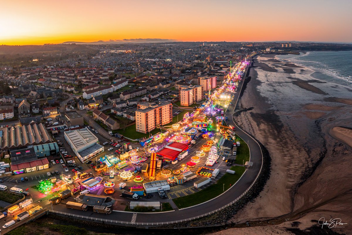 The Links Market is back in my home town of Kirkcaldy. Europe’s longest street fair and Scotland’s oldest too. Plus it does make a nice image at sunset. Don’t let the warm tones fool you though, it was freezing 🥶, typical market weather as we say here.