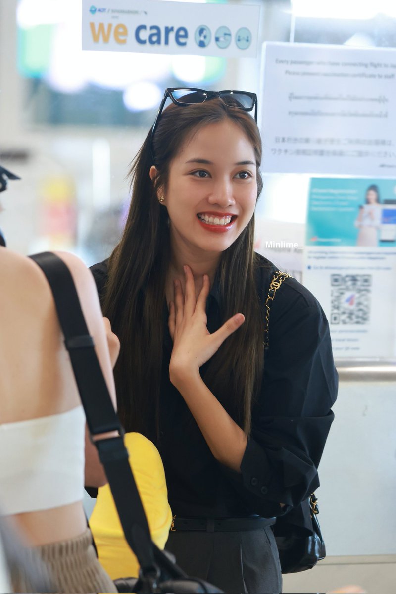 freenbeckynews's tweet photo. 📹| Freen and Becky at the airport via weibo
Nice to see you smile, my loves!
#beckysangels #srchafreen #freenbecky #ฟรีนเบค https://t.co/XerLS990PI