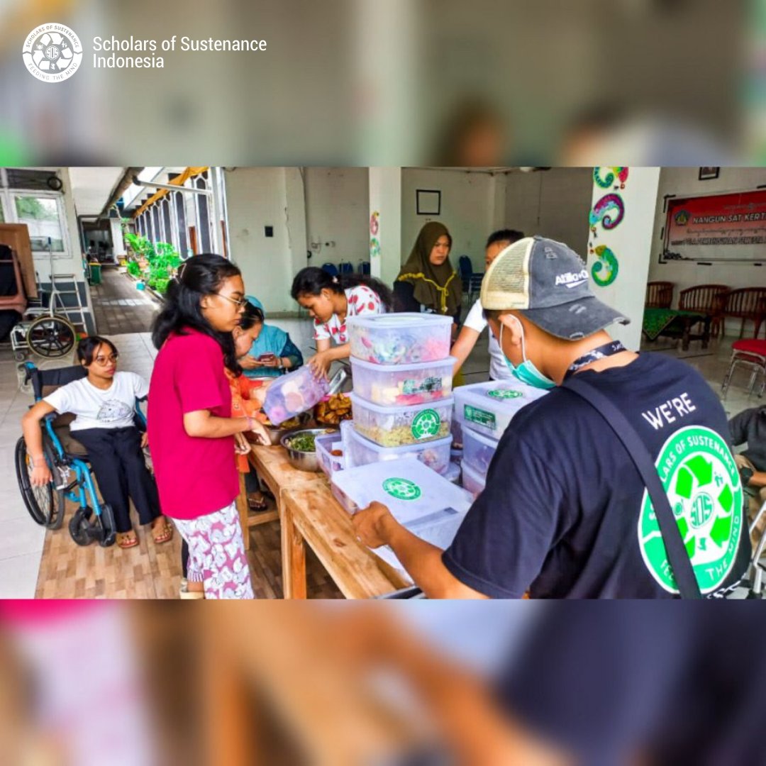 SOS_Bali's tweet photo. After #rescuingfood from donors, we immediately distribute the food to our beneficiaries! It's always a heart-touching moment to see how happy our beneficiaries are. They're always happy and enthusiastic when accepting the food. 

#surplusfood #zerowaste #endhunger #bali https://t.co/1T6rw4YsYe